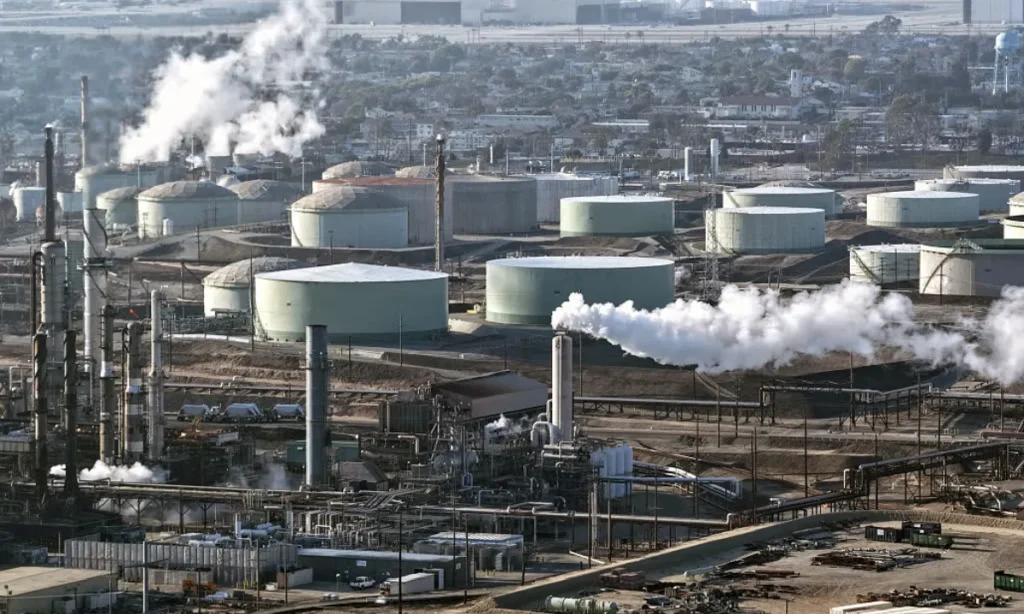 Oil Prices Tumble as U.S. and Iran Signal Willingness to Talk Despite Blockade