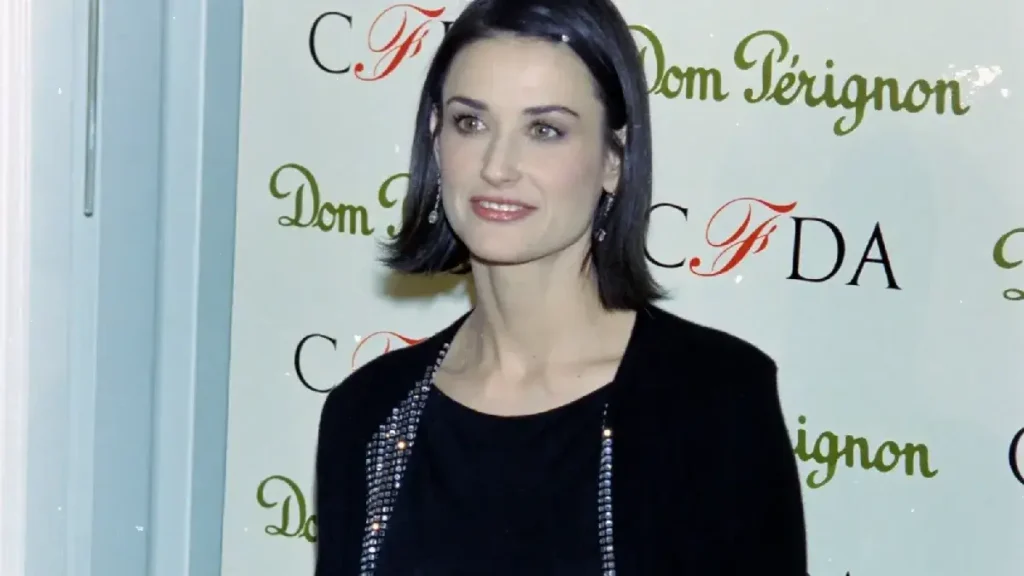 Demi Moore Debuts Bold Bob at New York Fashion Week Demi Moore Debuts Bold Bob at New York Fashion Week