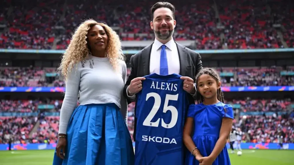 Serena Williams Jokes 'Mama's Always Watching' After Daughters Pose With Giant Photos of Her Serena Williams Jokes 'Mama's Always Watching' After Daughters Pose With Giant Photos of Her