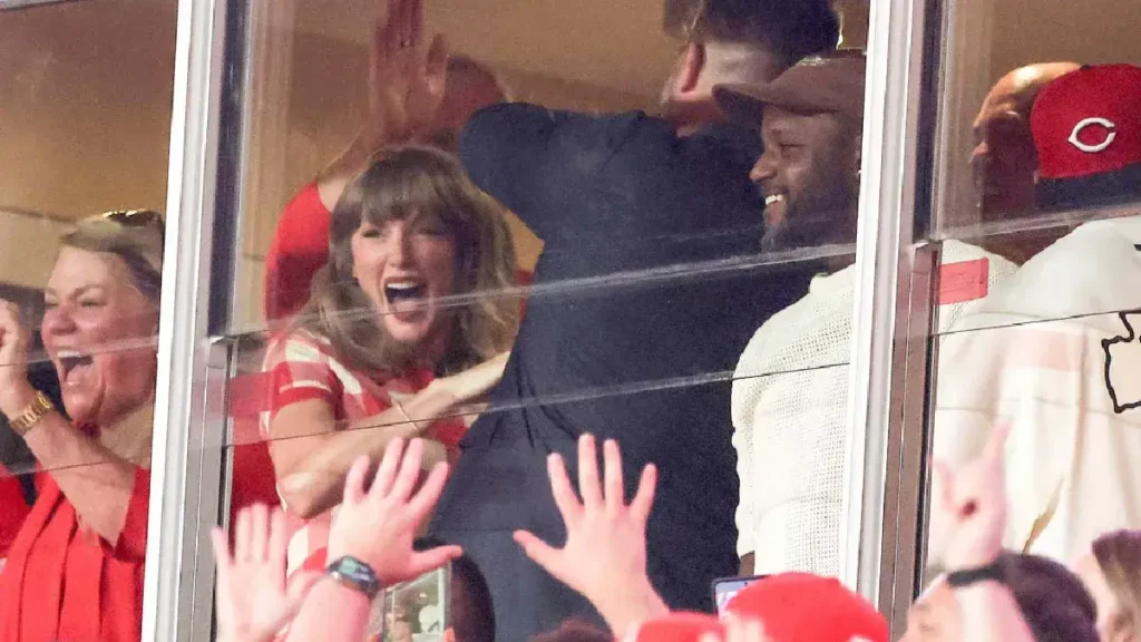 Taylor Swift Jumps for Joy With Jason Kelce After Travis Kelce's Huge 59-Yard Run Taylor Swift Jumps for Joy With Jason Kelce After Travis Kelce's Huge 59-Yard Run