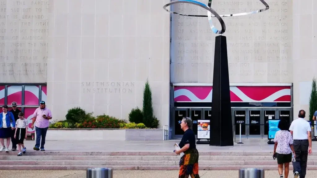 Trump Wants 30-Foot George Washington Statue at Smithsonian to Replace 1967 ‘Infinity’ Sculpture